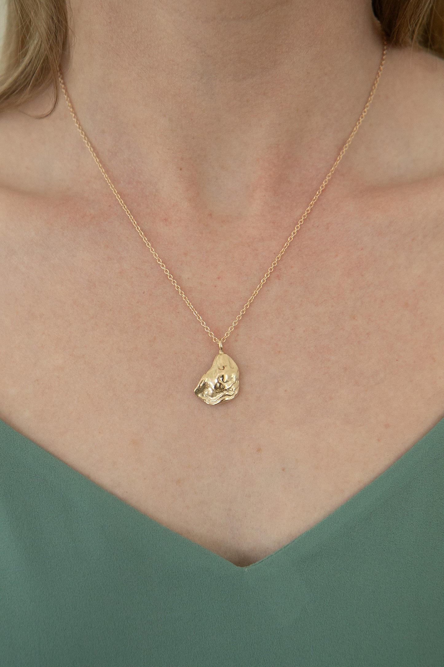 Oyster Lid Necklace - gold