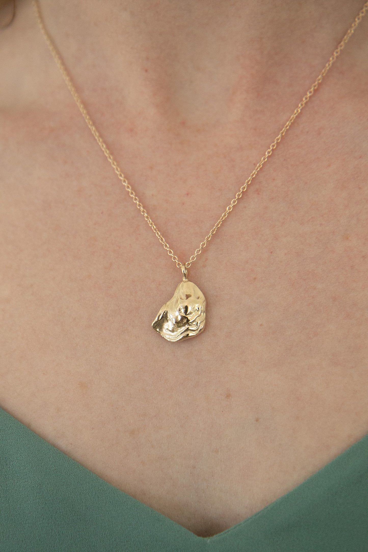 Oyster Lid Necklace - gold