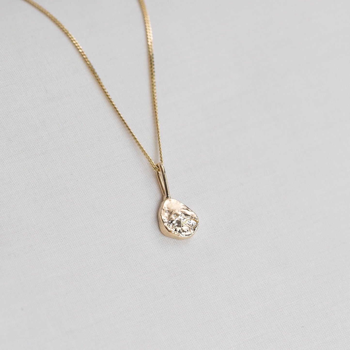 solid gold oyster texture necklace