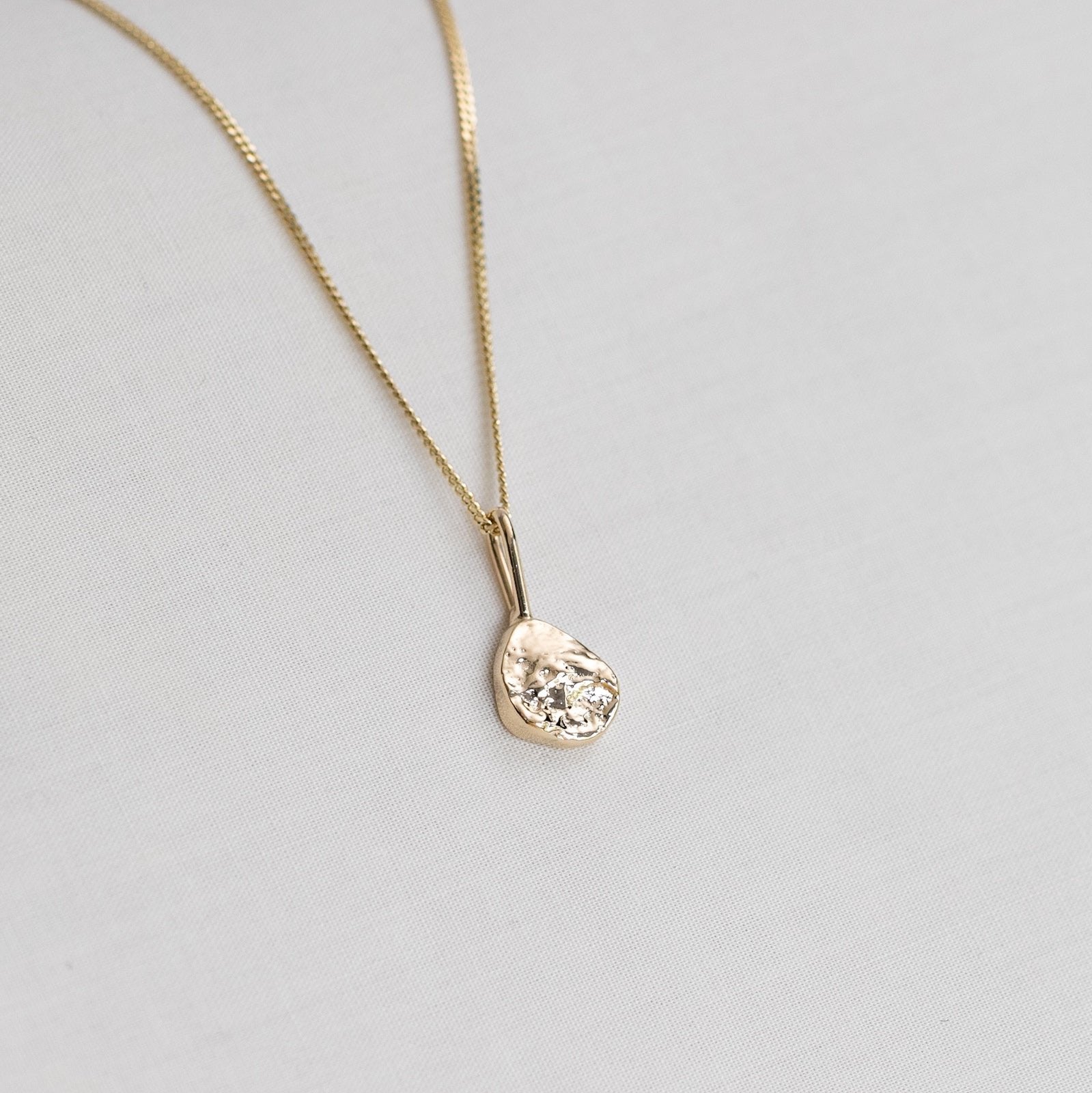 solid gold oyster texture necklace