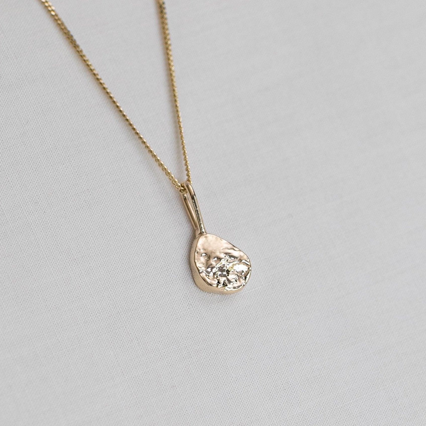 solid gold oyster texture necklace